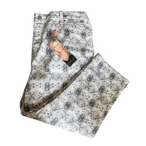 Women’s Laurie Felt Capri/ankle pant NEW sz M white with grey print.